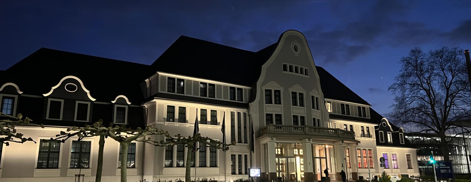 Blick auf das Kasino Leverkusen von Außen zur Blauen Stunde