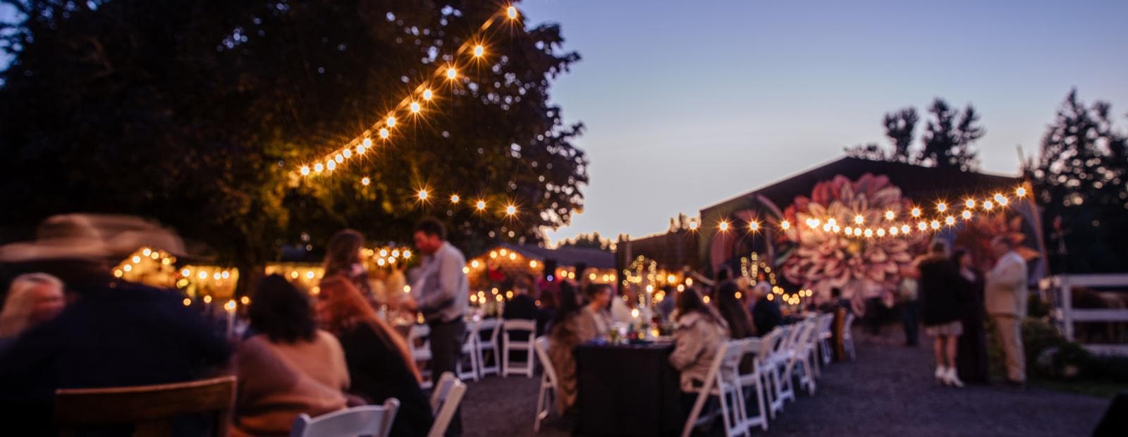 Sommerliches Ambiente bei einer Gartenparty in der Dämmerung 