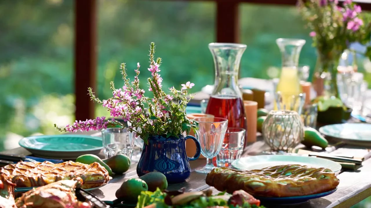 sommerliche gedeckter Tisch auf einer Terrasse 