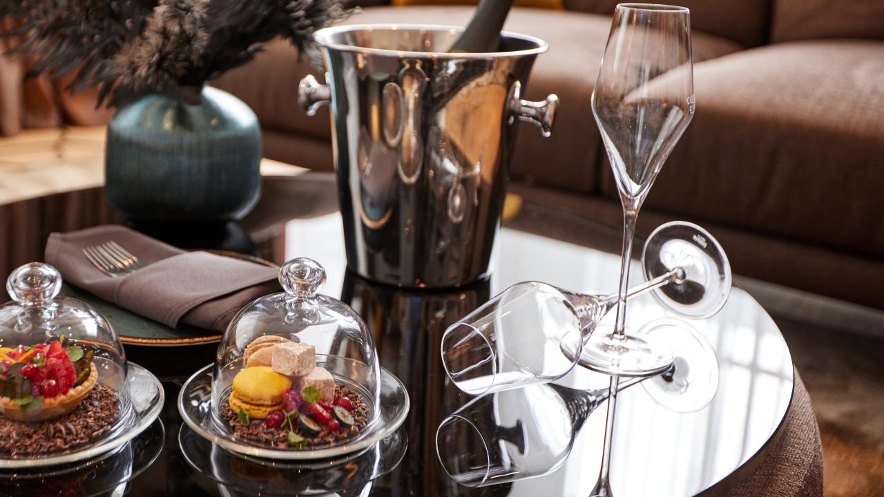 VIP Treatment in der Suite des Kasino Hotels mit Champagner und süssen Törtchen mit Obst
