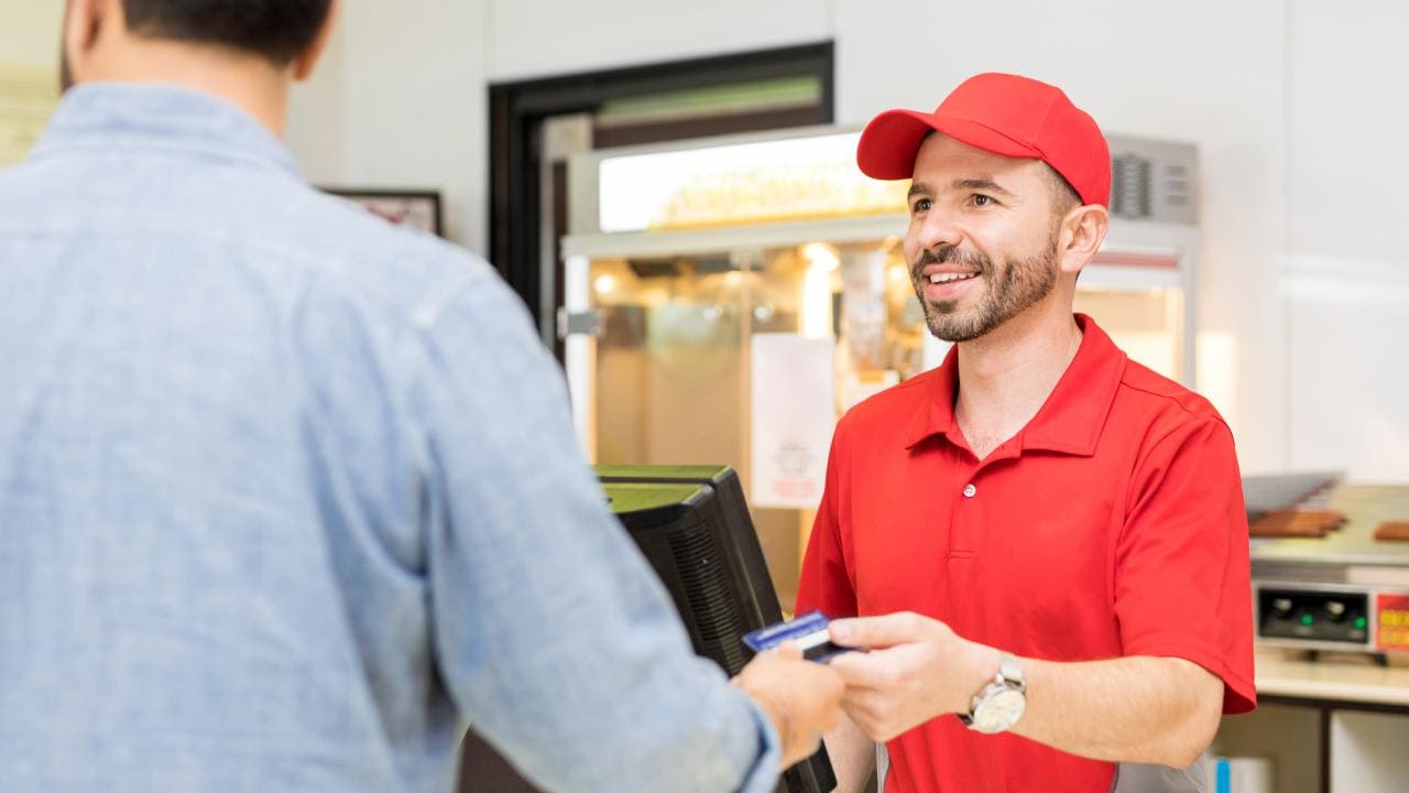 Aushilfe in einem Counter der BayArena in Leverkusen