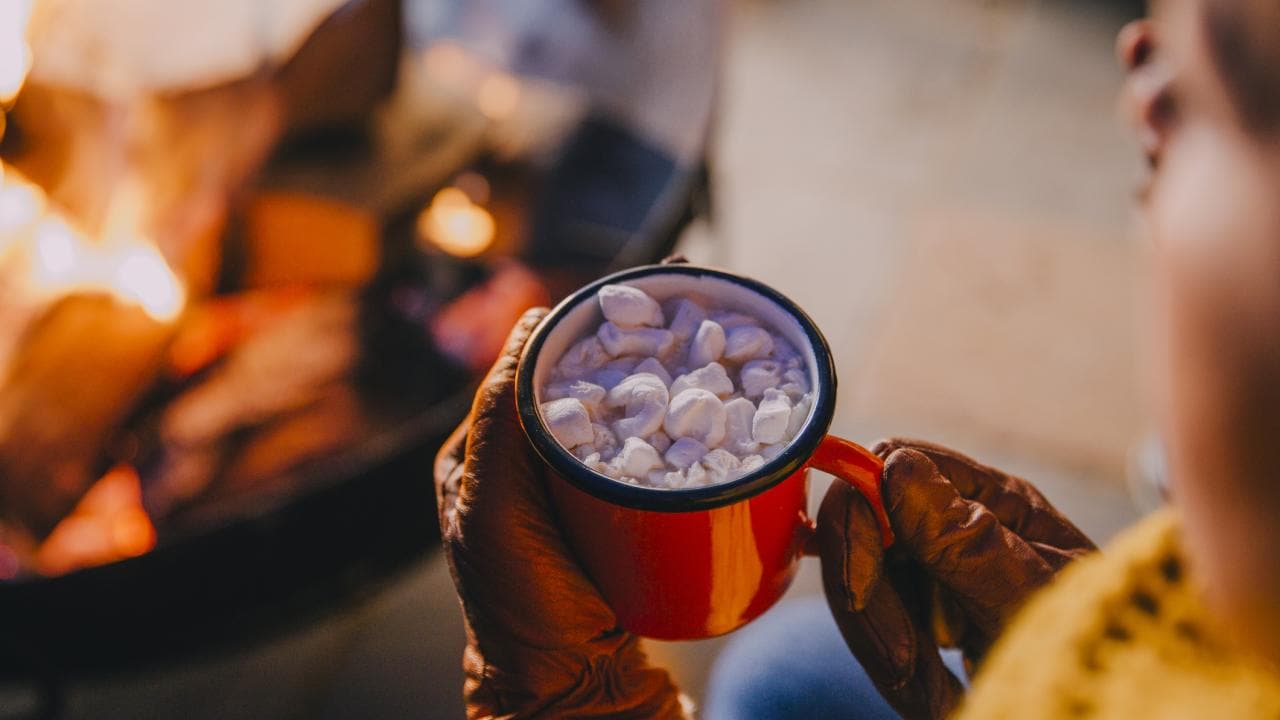 Kakao mit Marshmallows in einer weihnachtlichen Tasse