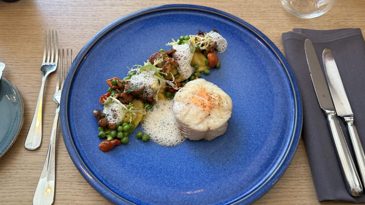 Kabeljauroulade / Ravioli mit Pfifferlingen / frische Pfifferlinge / Zitronen-Beurre-Blanc / frische Erbsen / Tomaten