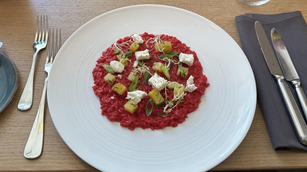 Rote Bete Risotto 18,00 € Ziegenfrischkäse / gelbe Bete / Frühlingslauch / Zitronenpfeffer Kabeljauroulade 26,00 € Ravioli mit Pfifferlingen / frische Pfifferlinge / Zitronen-Beurre-Blanc / frische Erbsen / Tomaten Ravioli mit Pfifferlingen 22,00 € Frische Pfifferlinge / Zitronen-Beurre-Blanc / frische Erbsen / Tomaten Löwen Steak (180 g) vom Gut Godenhausen Roastbeef 29,00 € Käse-Senf-Kräuter-Kruste / Jus / Spitzkohl / Kartoffel-Süßkartoffel-Gratin