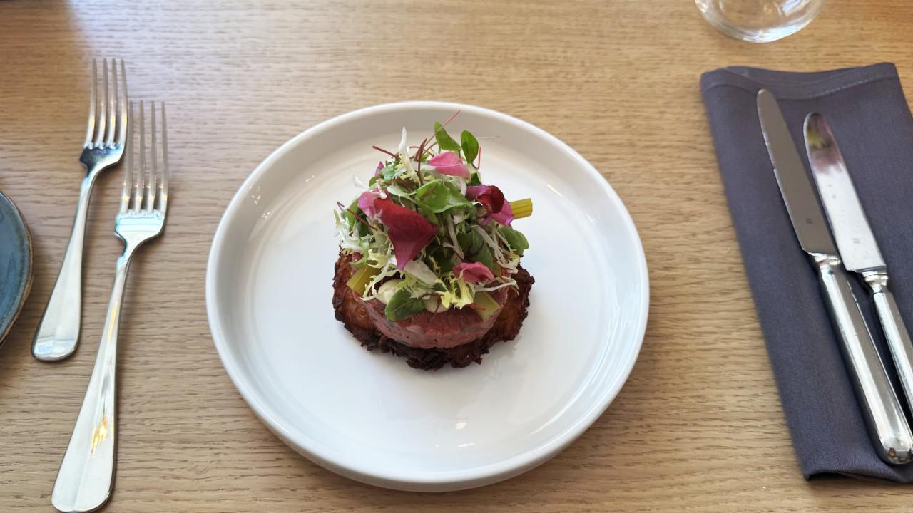 Löwentatar von der Eifelfärse / Kartoffelrösti / Dijon-Senfmayonnaise / Croûtons / Alter Balsamico / Kräutersalat