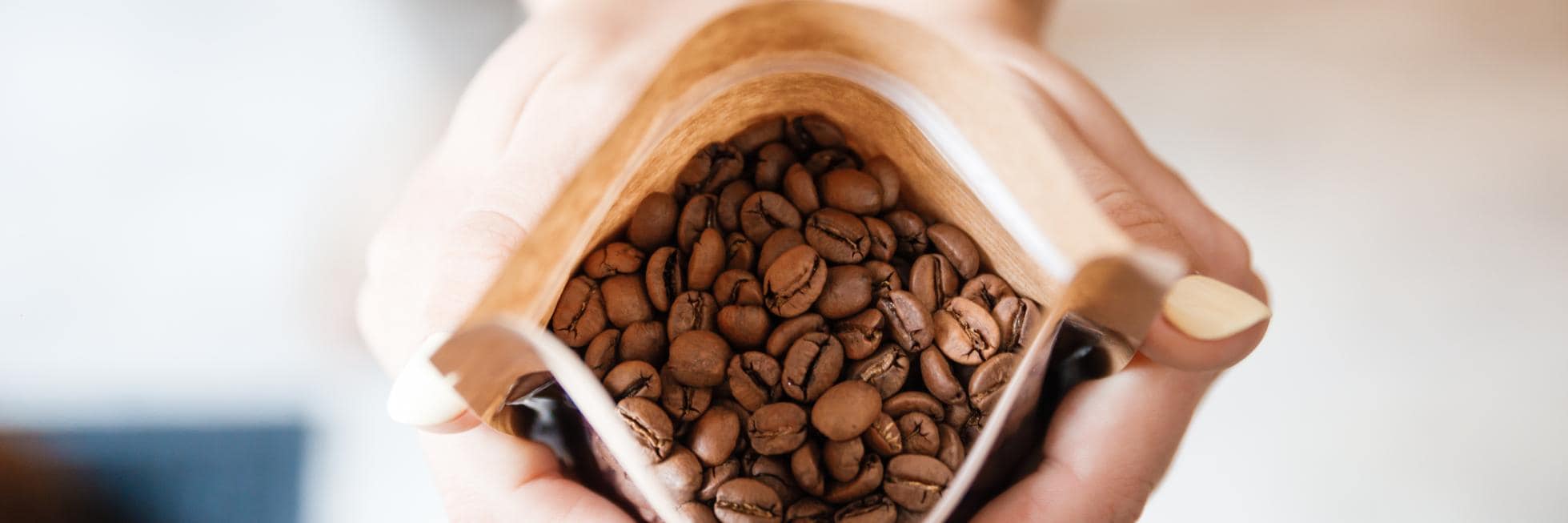 Blick in eine Tuete mit Kaffeebohnen