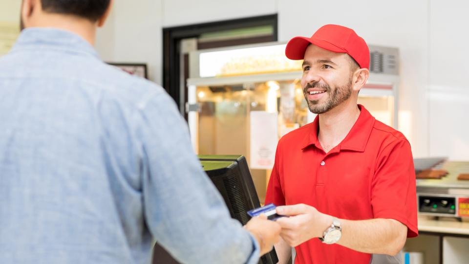 Aushilfe in einem Counter der BayArena in Leverkusen
