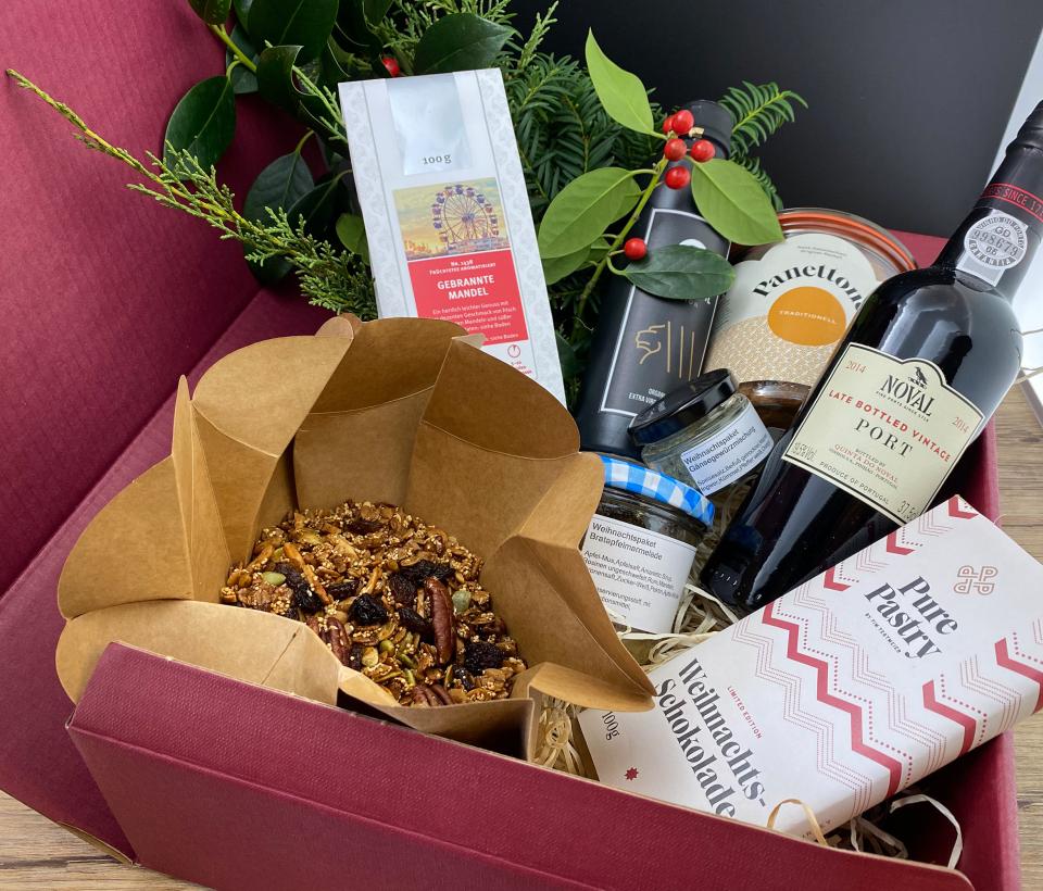 beispielhaftes Geschenkbox aus dem Weinkeller mit Schokolade, Granola, Marmelade, Portwein und weitere Feinkostartikeln